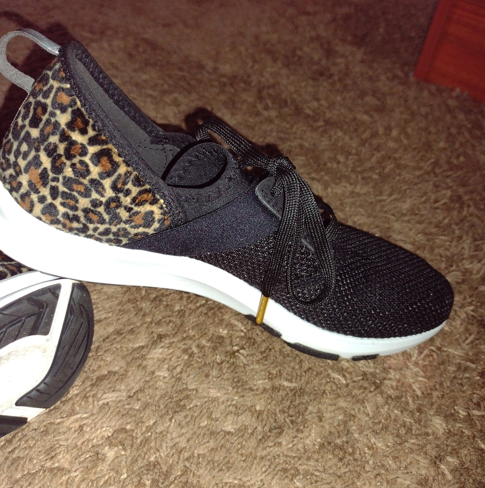 New balance tennis shoes
